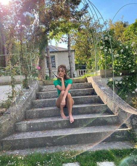 Zahia Dehar ポルノスター 裸 写真