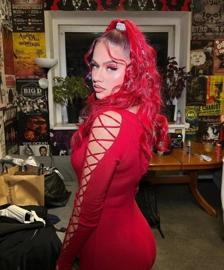 badmomzjay エロティック女優 写真