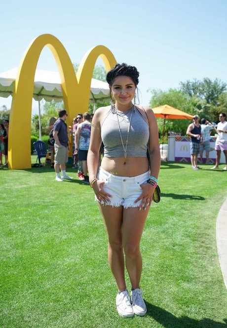 従順なオンリーファンズ アートヌード 画像