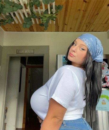 大きなお尻のオンリーファンズ セクシーヌード 画像