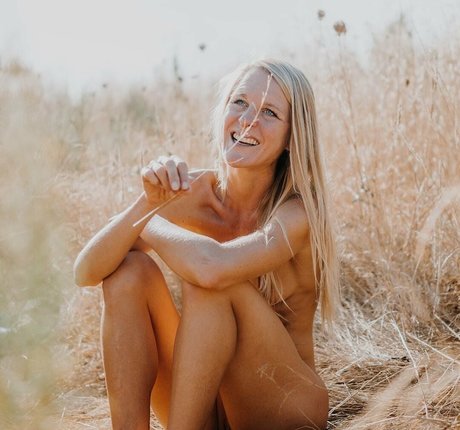 茶色の目のキティオンリーファンズ HD 画像