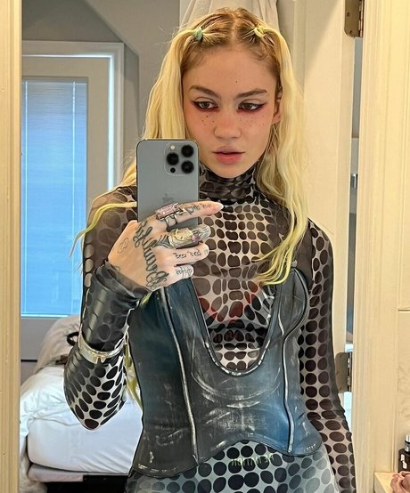 Grimes 裸のスター ギャラリー