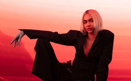 Grimes 裸の女優 写真