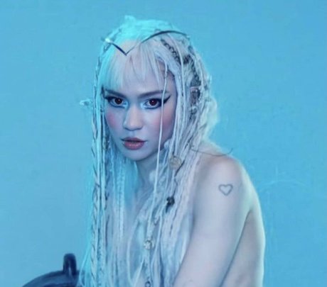 Grimes ヌードスター 画像