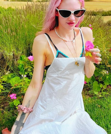 Grimes ポルノモデル 写真