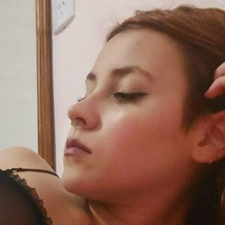 ティーンフィンガリングオンリーファンズ セクシーヌード 画像