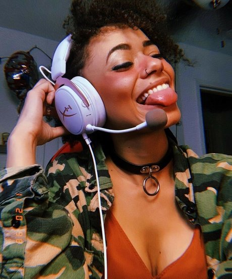 おっぱい自撮りオンリーファンズ 無料 写真