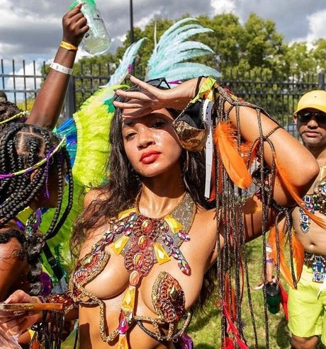 曲線美のラテン系オンリーファンズ 無料セックス 写真