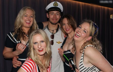 ティーンの偽おっぱいオンリーファンズ 無料ヌード 写真