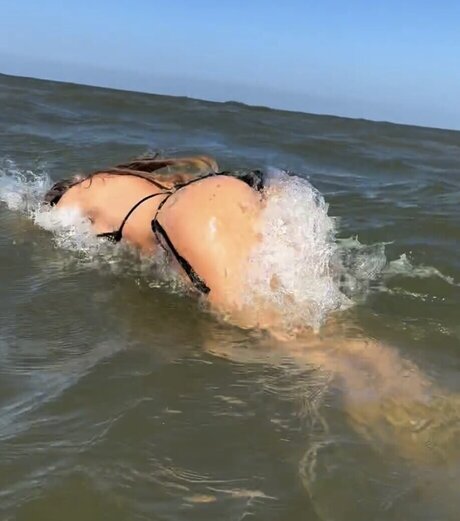 ランジェリーヌードオンリーファンズ アダルト 写真