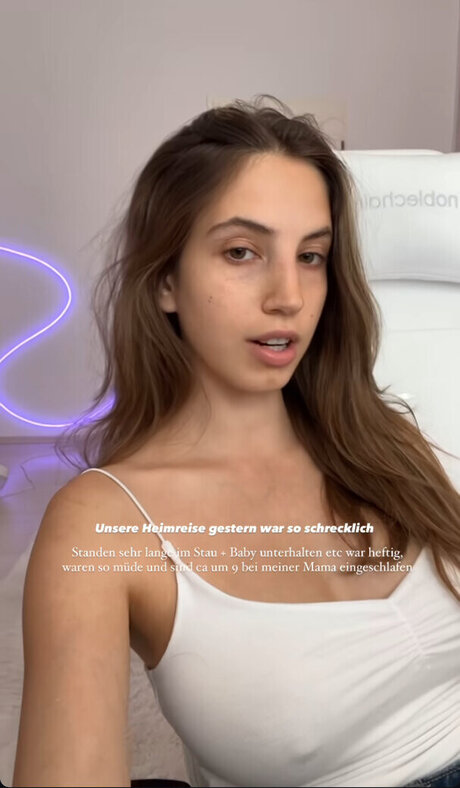 曲線美のラテン系オンリーファンズ アートポルノ 写真