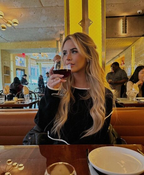 濡れたオマンコオンリーファンズ ヌード 写真