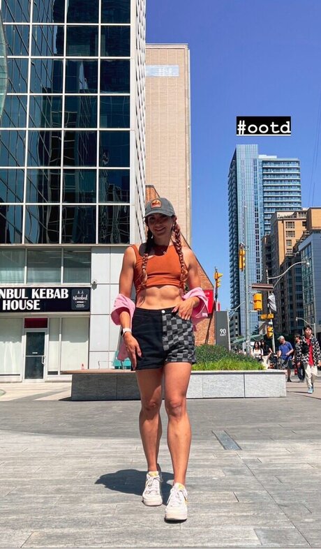 陸軍の熟女オンリーファンズ エロチック 写真