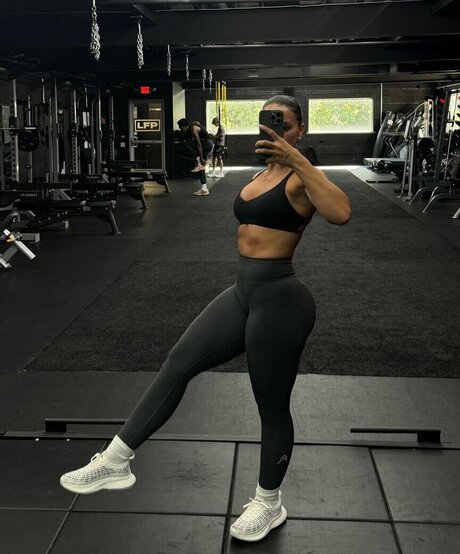 baddiejuu 裸の女優 写真