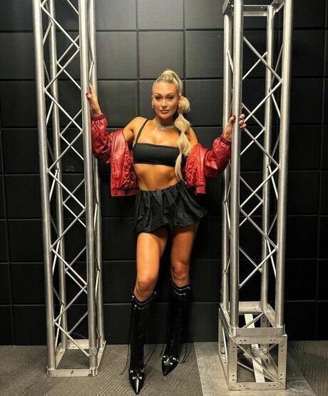 Izzi Dame ヌード女優 ギャラリー