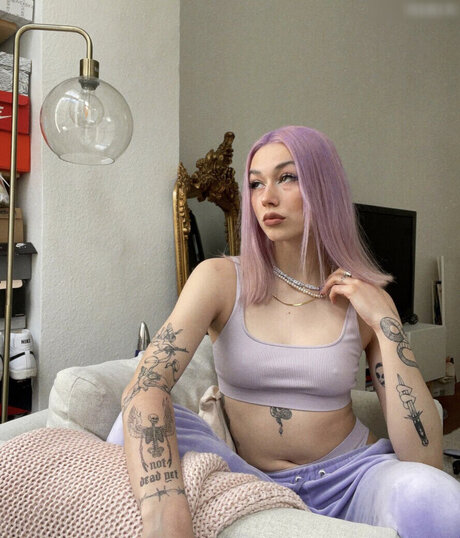 小柄なラテン系オンリーファンズ 美しい 画像