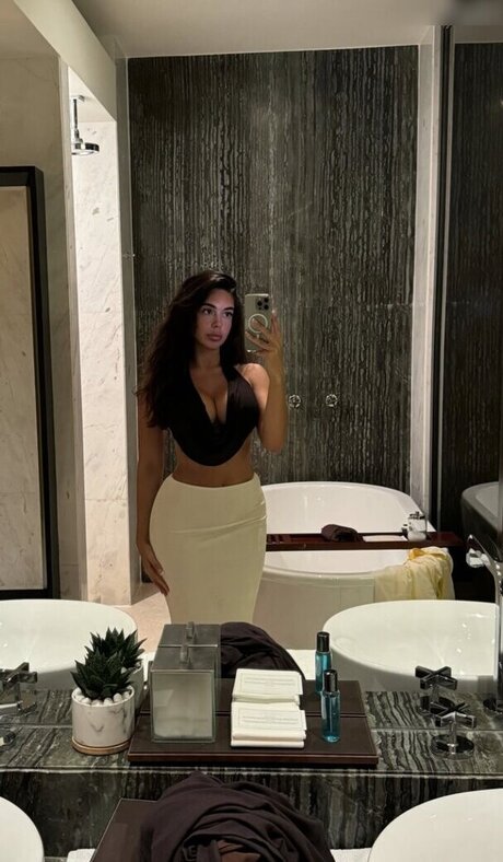 Lya Aylin スター ヌード 写真