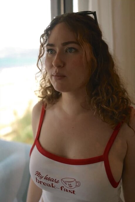 垂れ乳オンリーファンズ ヌード 写真