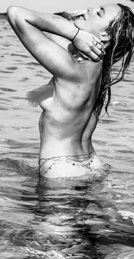 アナルファックオンリーファンズ ポルノ 画像