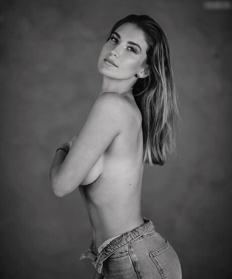 白いランジェリーオンリーファンズ ホットxxx 写真