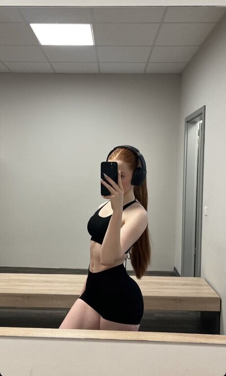 赤毛の痴女オンリーファンズ セクシーヌード 画像