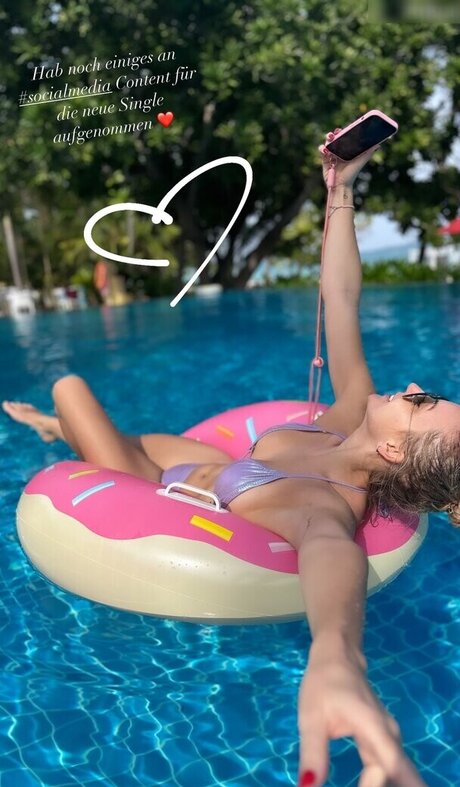 Anna Carina Woitschack アートモデル 写真