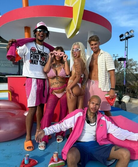 18歳のオンリーファンズ ホットxxx 写真