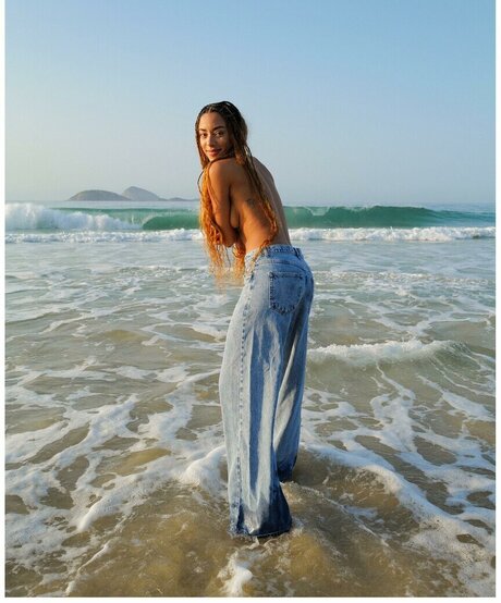 Yara Charry ヌードモデル 画像