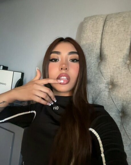 デカ尻ジーンズ オンリーファンズ トップ 写真