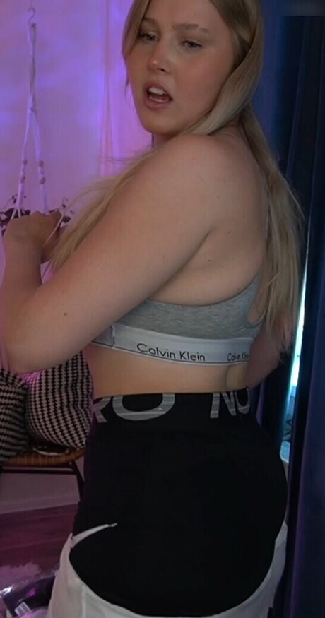 巨乳のオンリーファンズ アート裸 画像