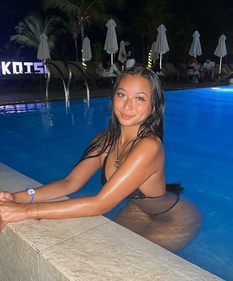 Courtney Luong スター ヌード ギャラリー