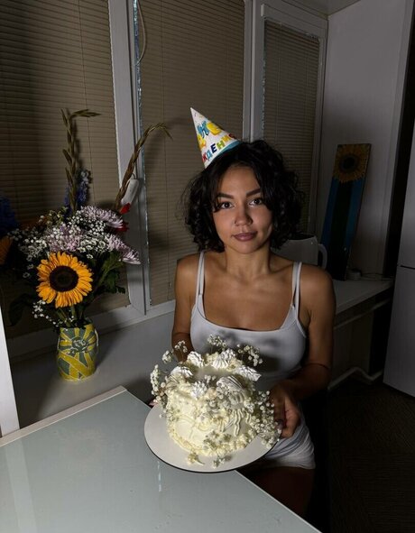 Yashankulova セクシーなスター 写真