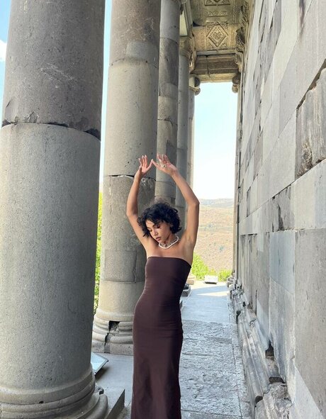 Yashankulova エロティック女優 写真
