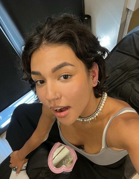 Yashankulova ポルノスター 裸 写真