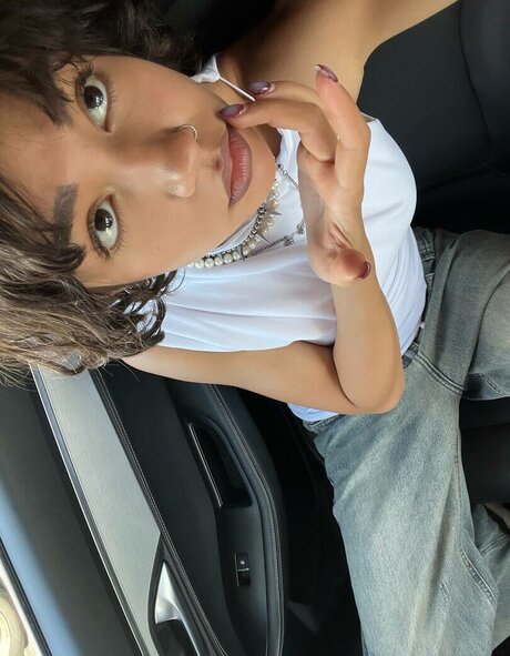 Yashankulova かわいいポルノスター 写真