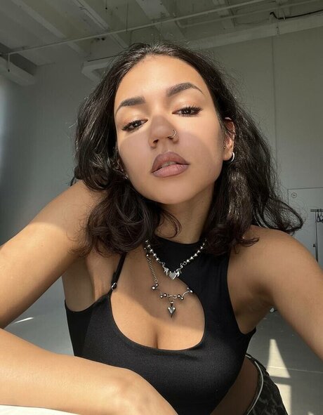 Yashankulova 完璧なスター ギャラリー