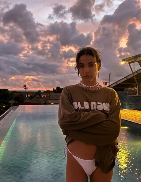 Yashankulova エロティックなモデル 写真