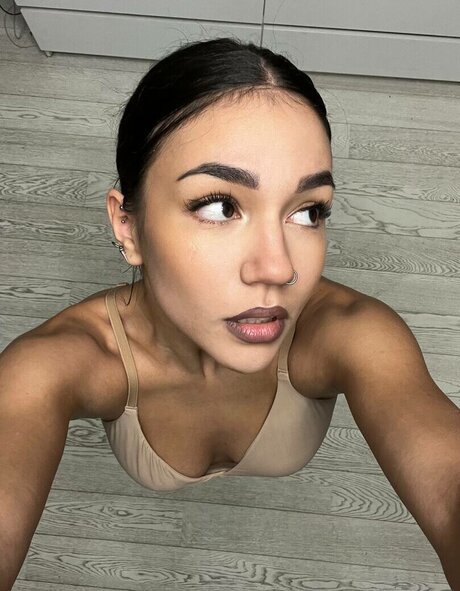 Yashankulova ポルノスター 高品質 写真