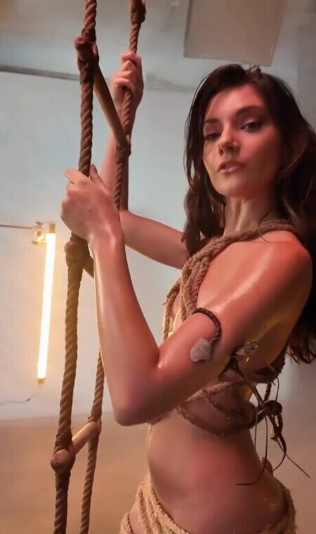 Elle Baldwinson ホットスター 写真