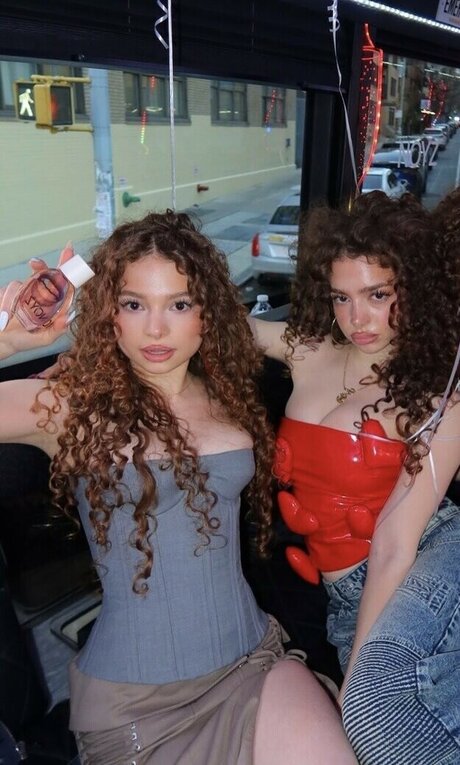 Demitra Kalogeras セクシーなポルノスター 写真