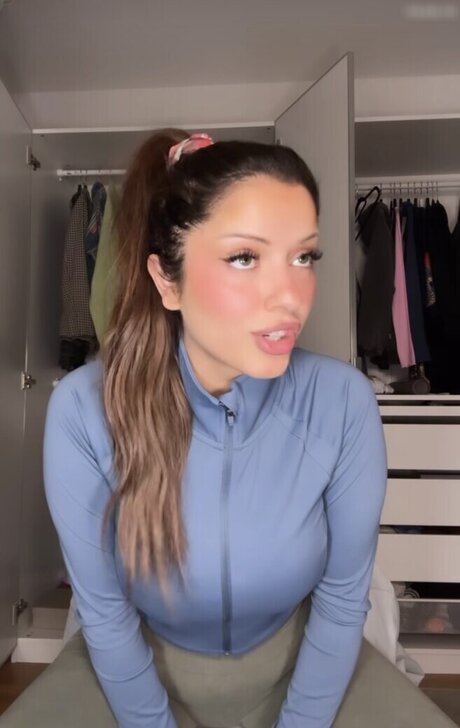 Emily Furz ヌードスター ギャラリー