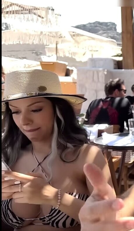 Emily Furz エロティックモデル アーカイブ