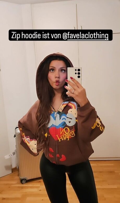 Emily Furz ポルノスター トップ 画像