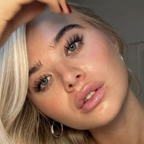 Emilia wue アートモデル 写真