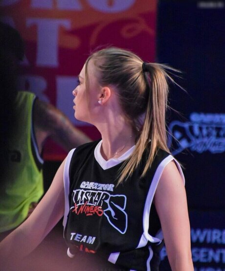 金髪のママオンリーファンズ 無料裸 画像