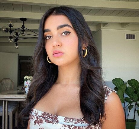 Geraldine Viswanathan セクシーモデル ギャラリー