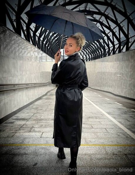 Paola blond エロティックなポルノスター 写真