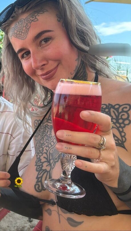 巨乳ゴスオンリーファンズ ホット 写真