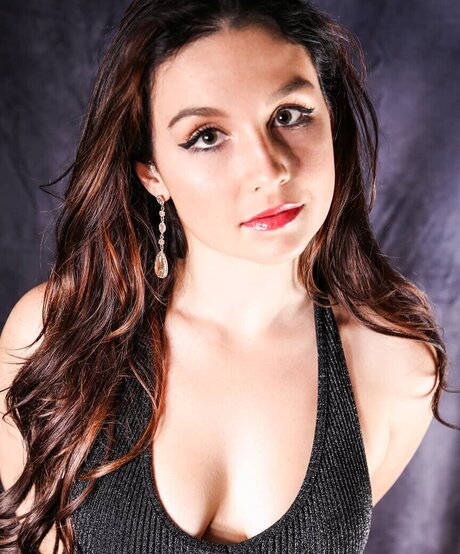 ブルネットのティーンオンリーファンズ 無料ポルノ 画像