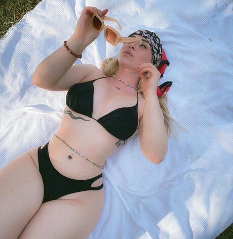 Luisa Fr h ポルノモデル 写真